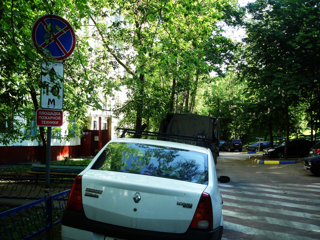С проблемой парковки во дворах сталкивается каждый второй московский водитель