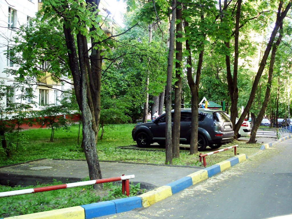 Парковочные карманы. Улица Болотниковская.
