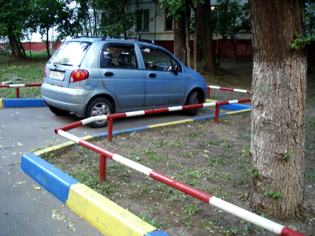 Дополнительные парковочные места во дворах начали появляться в Москве 